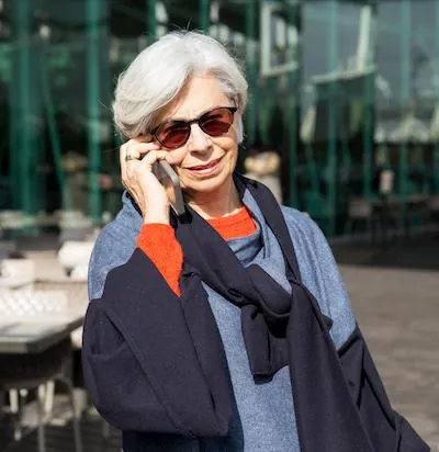 Señora hablando por teléfono con una tarotista